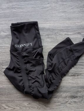 SKINNIFY Women's Black High-Waist Leggings